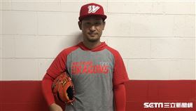 ▲味全龍內野教練高須洋介。（圖／記者黃泓哲攝影）