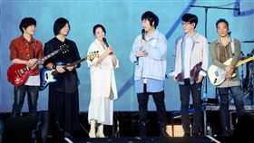 五月天演唱會由劉若英擔任開場嘉賓。（圖／相信音樂提供）