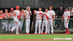 ▲味全龍外野手陳品捷跑回球隊第2分。（圖／記者劉彥池攝影）