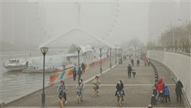 中國北方再有沙塵暴  專家指與氣候偏暖有關中國北方28日再度籠罩於沙塵暴下。專家指，2021年春季沙塵暴頻發，與氣候偏暖、土壤提前解凍有關。圖為沙塵暴中的天津之眼摩天輪。（中新社提供）中央社  110年3月28日