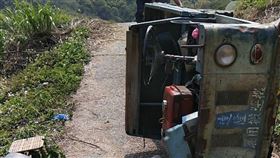 台中東勢石壁坑段第八公墓，掃墓變忌日，農用搬運機翻覆