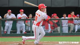 ▲味全龍捕手林辰勳敲出職棒生涯首安。（圖／記者劉彥池攝影）