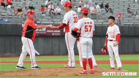 ▲味全龍投手廖任磊挨3分砲被打退場。（圖／記者劉彥池攝影）