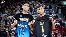 台新夢想家「少俠」田壘、富邦勇士「野獸」林志傑交換球衣。（圖／取自P. LEAGUE+臉書粉絲團）