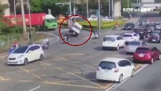 小貨車翻覆撞轎車　路過機車險遭壓頂