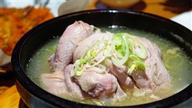 蔘雞湯來自中國？！宮鬥劇引爆中韓網戰
先前南韓古裝劇《朝鮮驅魔師》因為胡亂參雜了中國元素引發舔中嫌疑，被南韓網友罵到整齣戲腰斬下架。無獨有偶，最近一齣中國古裝劇台詞似乎在暗示蔘雞湯發源自中國，再度讓南韓網友氣炸，大罵中國人也太愛剽竊。
https://pixabay.com/photos/chicken-soup-ginseng-korea-asia-1346310/
圖／翻攝自pixabay