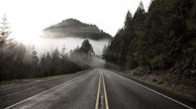 疑似山區濃霧大，讓李男不慎衝向對向車道。（示意圖／pixabay）