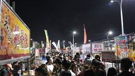 台中市政府日前通過經營審查，總站夜市4月3日起重新營業。圖為總站夜市去年10月開幕第2天突然停電。（中央社檔案照片）