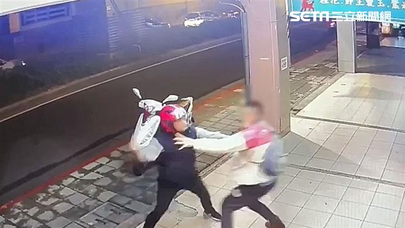 檢舉同業被比中指　2熊貓哥火爆開打