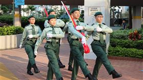 捨傳統  香港紀律部隊將首次表演中式步操港媒報導，香港5大紀律部隊將首次在4月15日「全民國家安全教育日」公開表演「中式步操」，而非傳統的英式步操。圖為2019年10月1日，制服團體「香港青少年軍總會」在社區的升旗儀式中踏出中式步操。（中新社提供）中央社　110年3月28日