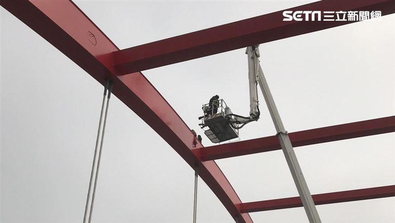 新／29歲男爬關渡橋　警消封路救援