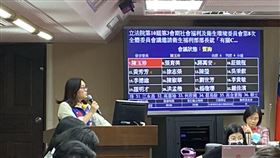 立委陳玉珍今上午在立院詢問陳時中，如在兩週開一次船、照檢疫14天等程序後，小三通重啓可能性。（圖／記者簡浩正攝影）