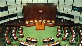 中國全國人大常委會近日審議改動香港選舉制度，包括立法會議席組成，據報導，未來直選席次會大幅下降。圖為2019年11月議事中的香港立法會。（中央社檔案照片）