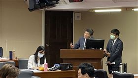 首批醫護人員施打人數未破萬，衛福部長陳時中今（29）日在立院表示，施打速度的確比較慢，31日會公布下一開放接種的對象以及施打時程。（圖／記者簡浩正攝影）