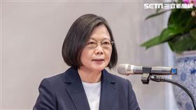 蔡英文致送資政、國策顧問聘書。（圖／總統府提供）