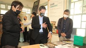 李永得參訪湯德章故居文化部長李永得（前中）29日參訪位於台南市中西區的湯德章故居，仔細觀看正在展出的各項文物。中央社記者楊思瑞攝  110年3月29日