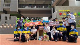 遭從3樓扔下倖存內心有陰影　柴福重生成校犬柴犬「柴福」曾遭狠心飼主從3樓扔下，恐怖經歷讓牠一度懼怕人類，在動保處耐心陪伴下才走出陰霾。新北市板橋區中山國小得知「柴福」故事後，主動與動保處聯繫，29日迎接「柴福」成校園的一份子。（新北市政府動物保護防疫處提供）中央社記者沈佩瑤傳真  110年3月29日