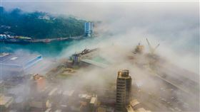 霧鎖基隆港絕美瞬間。（圖／謝志煌授權提供）