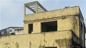 彰化南郭洋樓陳澄波畫作「南郭洋樓」描繪富商李丙戌的洋房，畫下1930年代時的彰化街景，畫中洋樓曾被軍隊強占，二二八事件發生時，李家人為奪回洋房曾和軍隊激戰，洋樓內仍留有激戰時的彈痕。現今洋樓位在彰化市南郭路附近，為歷史作見證。中央社記者吳哲豪彰化攝  110年3月29日