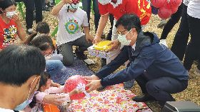 陳其邁致贈慢飛天使兒童節禮物（1）