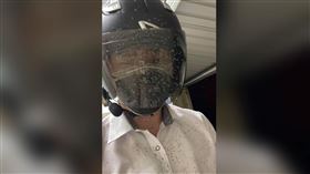 戴安全帽一衝！白衣男遭「屍體」黏滿全身　慘況曝光網看傻（圖／翻攝自爆廢公社）