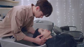 吳念軒撩妹靠洗頭　帥臉往下畫面超粉