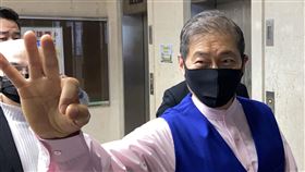 自陳培訓青年由綠轉紅　高檢署30日約談張安樂統促黨總裁張安樂（前）先前透露如何協助對岸統戰，培訓青年「由綠轉紅」，台灣高等檢察署今年初分案偵辦，預計將於30日傳喚張安樂說明。張安樂26日到台北地方法院出庭時，右手比出「3」。中央社記者林長順攝　110年3月26日