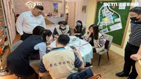 柯市府突襲預售屋案場。（圖／地政局提供）