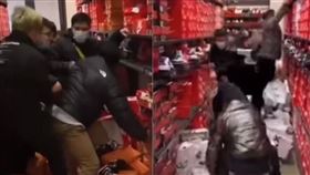 民眾將架上鞋盒通通掃到地上，看見喜歡的鞋款就塞入懷裡，甚至不讓其他人拿取。（圖／翻攝自RFA臉書）