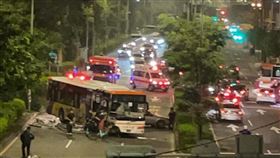 ▲新北市環河路新月橋一帶發生公車撞1輛轎車、1輛機車車禍，3人受傷送醫。（圖／翻攝畫面）
