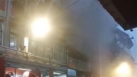 ▲警消自士林社中路民宅火警中，救出陳姓兄弟檔的弟弟，一度沒有呼吸心跳，幸好急救後恢復生命跡象。（圖／翻攝自我是社子人臉書社團）