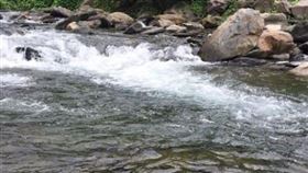 溪水超湍急！朋友嗆「到中間啊怕什麼」　她霸氣回嗆…
（圖／翻攝自爆怨公社）