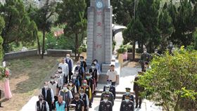梅山公園辦春祭  緬懷草嶺潭74名殉難官兵軍方與梅山鄉各界29日在梅山公園「草嶺兵工殉難紀念碑」，舉辦春祭祭典緬懷70年前74名因草嶺潭土壩潰決殉難官兵。（梅山鄉公所提供）中央社記者蔡智明傳真  110年3月29日