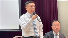 樺漢訂單滿手　擬擴廠因應工業電腦廠樺漢29日召開法人說明會，董事長朱復銓（左）表示，樺漢今年在手訂單創歷史新高，會有製造系統的擴廠計畫，能承接百億元以上規模訂單。中央社記者吳家豪攝　110年3月29日