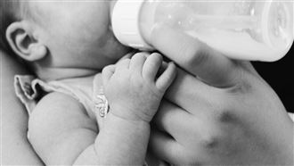 中國重慶市一名黃姓民眾指控，他的女兒連續食用青島金大洋公司生產的假奶粉20個月後，發育嚴重遲緩，至今3歲半仍無法走路說話，被鑑定為智力殘疾2級。（示意圖／圖取自Unsplash圖庫）