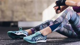 亞瑟士(ASICS)，為協助各種程度和領域的運動員提升鍛鍊效果，正式推出結合輕量化緩衝與多功能的全新訓練鞋款fuzeX TR