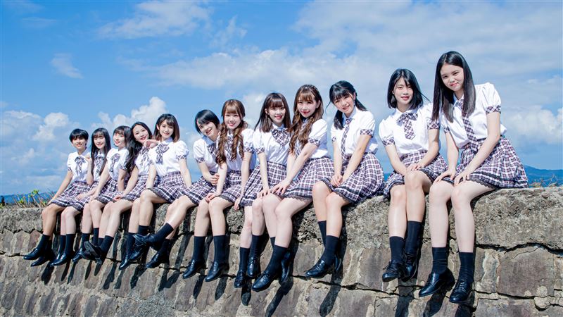 萌學生服變辣企鵝裝　女團秀美腿辣舞