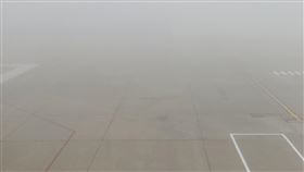 濃霧攪局  金門海空運輸大亂（1）金門航空站30日表示，濃霧造成尚義機場跑道能見度低於起降標準，上午取消7班次台金班機，直到上午10時45分才恢復正常起降。（金門航空站提供）中央社記者黃慧敏傳真  110年3月30日