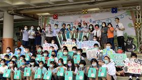 台北市兒童月系列活動開跑台北市教育局30日在中山區大直國小召開記者會，宣布兒童月系列活動開跑，包含週末親子共學、每週線上抽獎、全市各大主題場館與店家提供多項優惠。中央社記者陳昱婷攝  110年3月30日