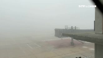 大霧籠罩阻航班　金馬返台旅客苦等待