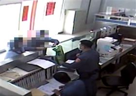 衝警局拜託警簽名！台中情侶秒變夫妻（圖／翻攝畫面）