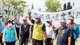 綠島居民跨海到台東縣府抗議