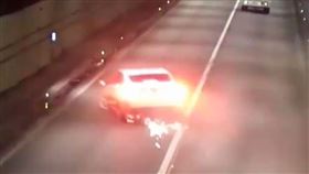 開車突害怕！男一直叫媽媽　隧道內失控「40秒連6撞」圖／翻攝自看看新聞微博