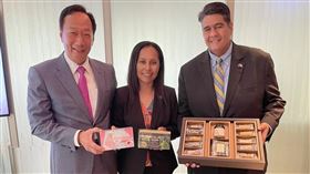 惠恕仁伉儷與郭台銘會面。（圖／翻攝自郭台銘臉書）