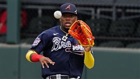 ▲亞古納（Ronald Acuna Jr.）右外野「雷射肩」傳觸殺。（圖／美聯社／達志影像）