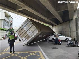 貨櫃屋,翻落,拖板車,苗栗,翻攝畫面
