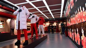 安踏大表愛國心  稱會持續用新疆棉在中國抵制外貨的波浪潮中，中國的運動品牌安踏在24日晚間宣布，將退出「良好棉花發展協會」（BCI），並稱「會一直採購新疆棉花」。圖為位在晉江的安踏總部，展示2022年北京冬奧會和冬殘奧會官方體育服裝。（中新社提供）　中央社  110年3月25日