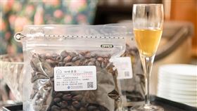 咖啡產業再添附加價值　廢棄果皮化身新穎飲品國立暨南國際大學執行大學社會責任實踐計畫，將咖啡鮮果果皮經嚴謹製程研發出味道甜美、略帶白甘蔗風味的咖啡果茶，成為農產廢棄物回收再利用最佳案例。（暨南大學提供）中央社記者蕭博陽南投縣傳真  110年3月30日