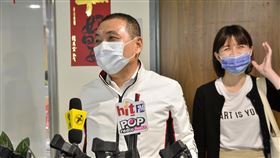 侯友宜：尋找適合土地  規劃蓋新北表演中心新北市長侯友宜（左）30日接受聯訪表示，對文化部要在新板特定區興建「國家兒童未來館」樂觀其成，但藝文界對「新北表演中心」有需求，將與市府文化局研議尋找適當座落地點，以符合文化界期待。中央社記者黃旭昇新北攝  110年3月30日