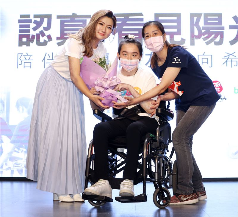 任家萱Selina為陽光基金會募款，助燒傷者重返人生舞台。（記者邱榮吉/攝影）